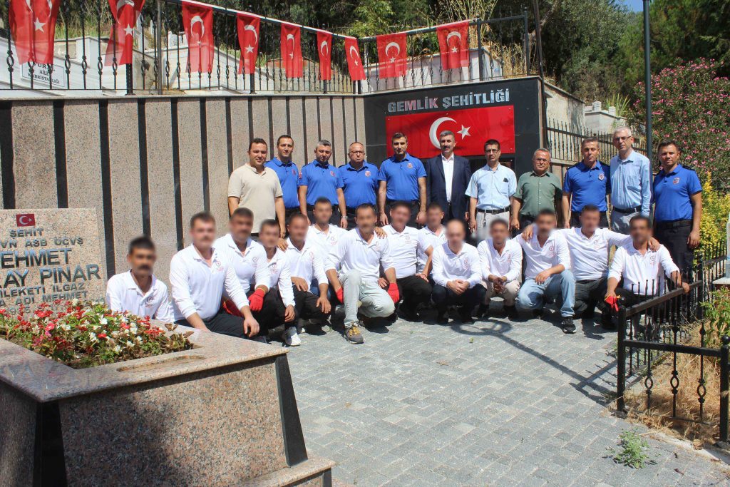 Gemlik Açık Ceza İnfaz Kurumunda hükümlü ve personelden şehitliğe vefa ziyareti