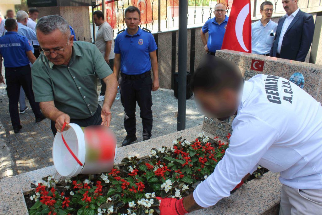Gemlik Açık Ceza İnfaz Kurumunda hükümlü ve personelden şehitliğe vefa ziyareti
