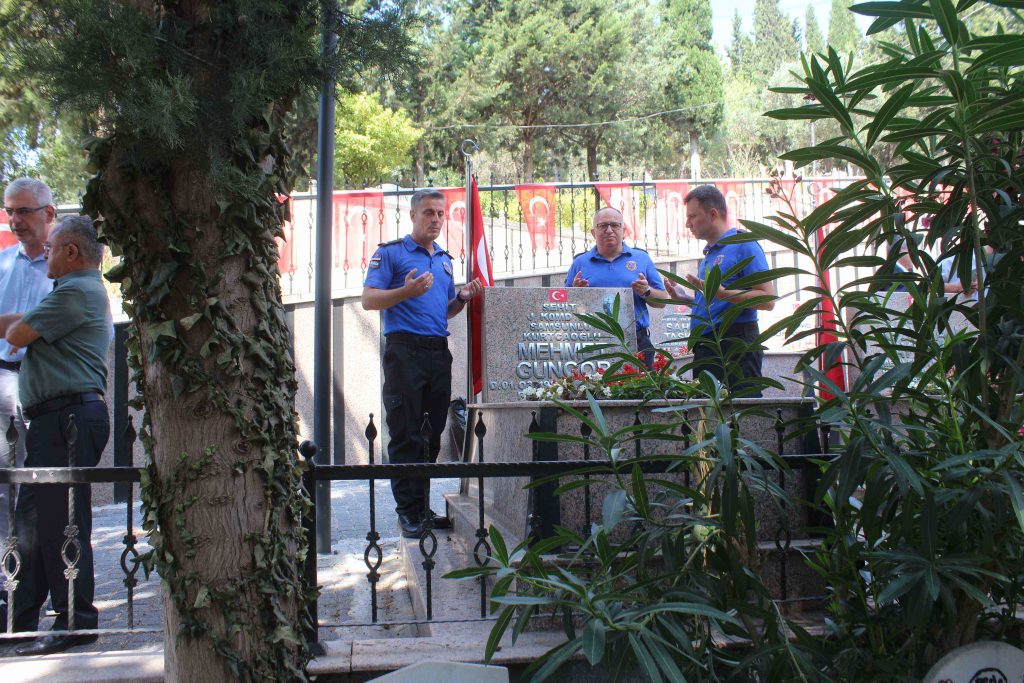 Gemlik Açık Ceza İnfaz Kurumunda hükümlü ve personelden şehitliğe vefa ziyareti