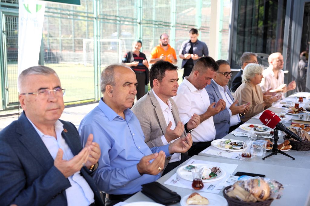 Başkan Erkan Aydın Gülbahçe'de Vatandaşla Buluştu Başkan Erkan Aydın Gülbahçe'de Vatandaşla Buluştu