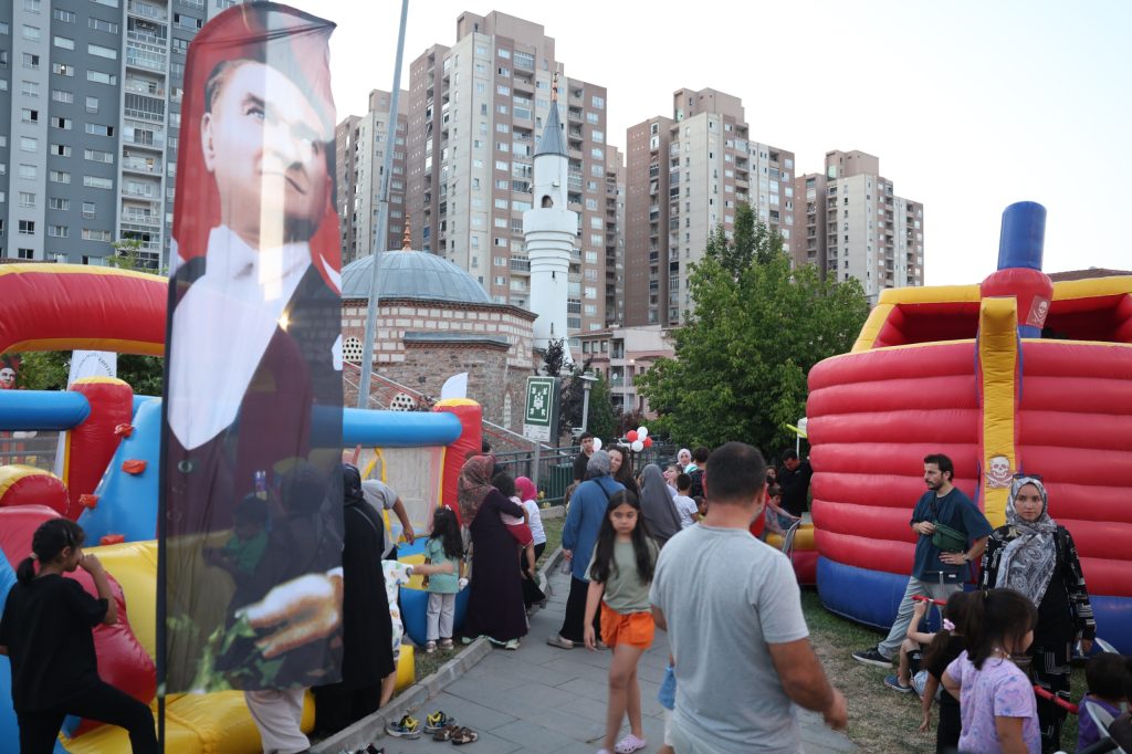 Doğanbey mahallesi’nde yaz akşamı şenliğe dönüştü