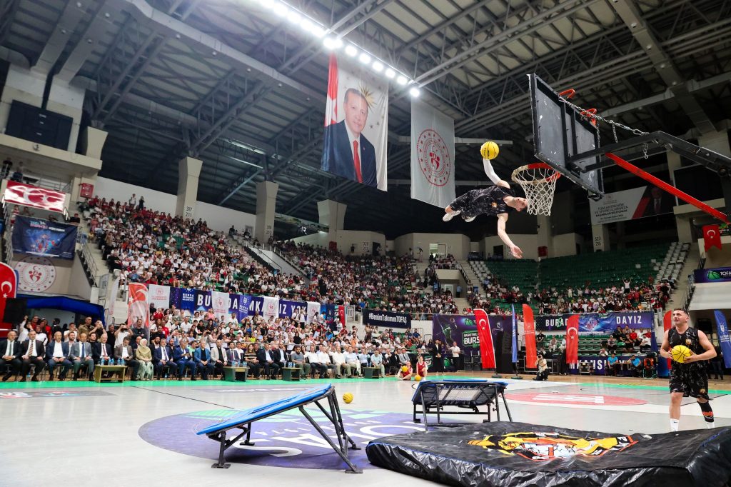 Yaz Spor Okulları Açılış Töreni Tofaş Spor Salonu'nda Gerçekleştirildi