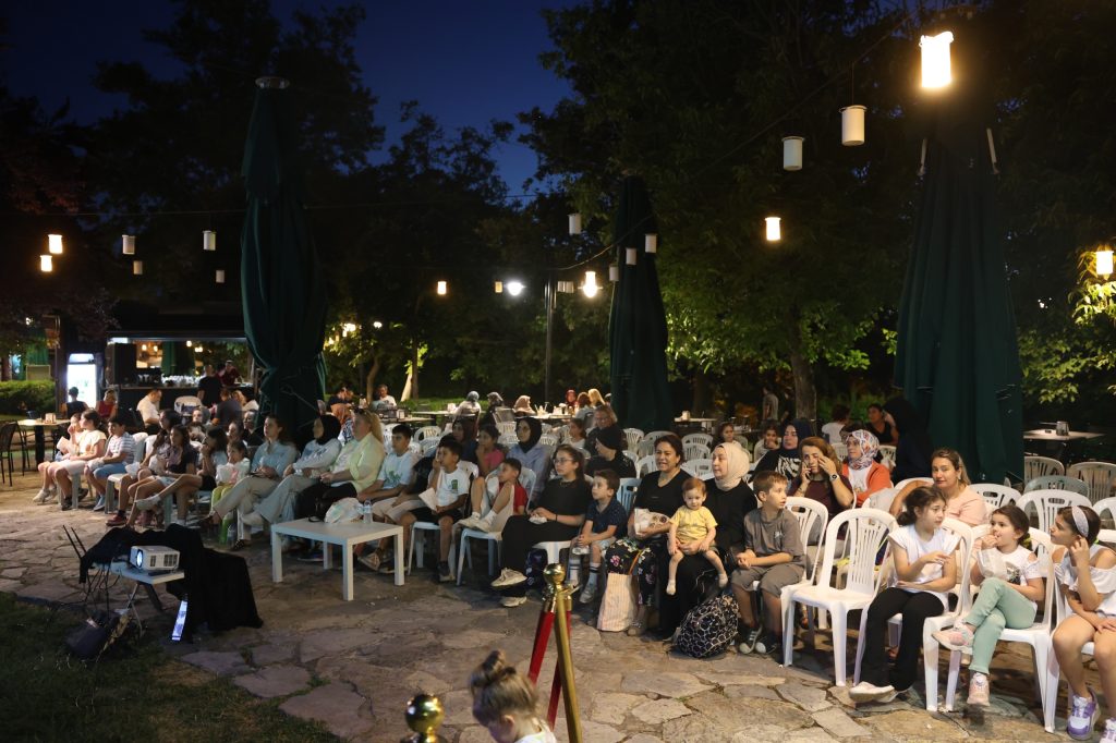 Osmangazi’de Çocuklar Yaz Akşamlarını Sinemayla Renklendiriyor 