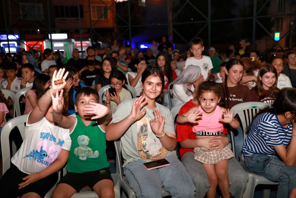 Osmangazi Belediyesi’nin Yazlık Sinemasına Çocuklardan Yoğun İlgi Osmangazi Belediyesi’nin Yazlık Sinemasına Çocuklardan Yoğun İlgi