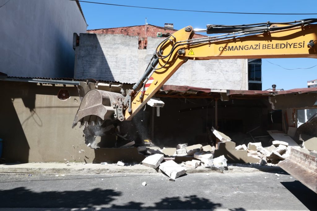 Osmangazi’de Kaçak Yapıya Geçit Yok… Hamitler’de Ruhsatsız Depo Yerle Bir Edildi