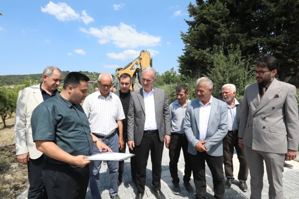 İnegöl Belediyesi’nin Kırsalda Parke Taş Uygulamaları Devam Ediyor