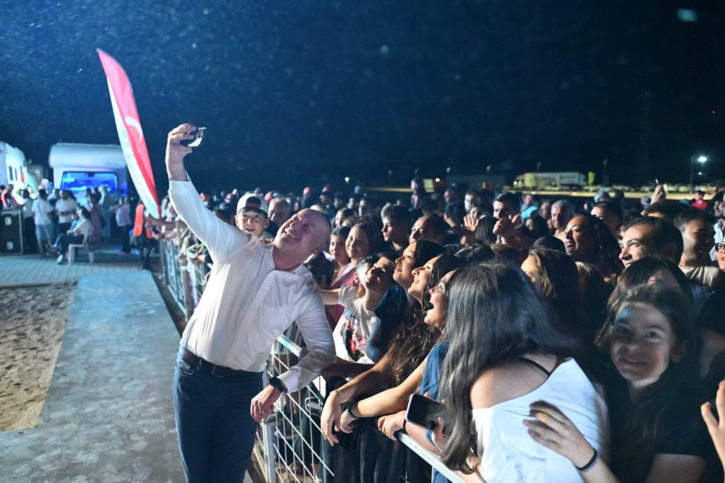 Karacabey'de Muhteşem Ihlamur Şöleni: Atiye Konseriyle Binler Coştu Karacabey'de Muhteşem Ihlamur Şöleni: Atiye Konseriyle Binler Coştu