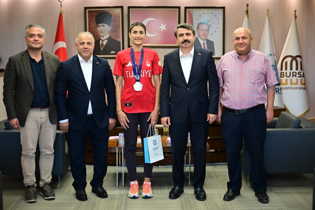 Olimpiyat Yolundaki Hatice Kübra İlgün’den Başkan Oktay Yılmaz’a Madalya Ziyareti