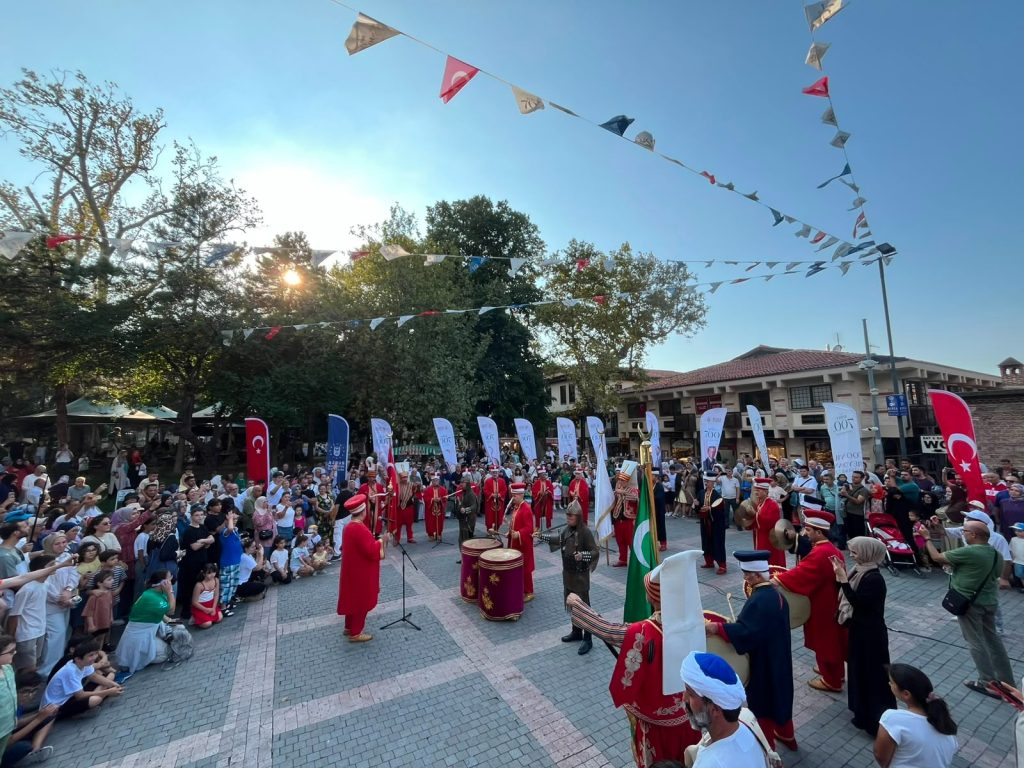 700 Yıllık Fetih Ruhu Bursa Sokaklarında: Kılıç Kalkan ve Mehter Gösterileri Büyüledi
