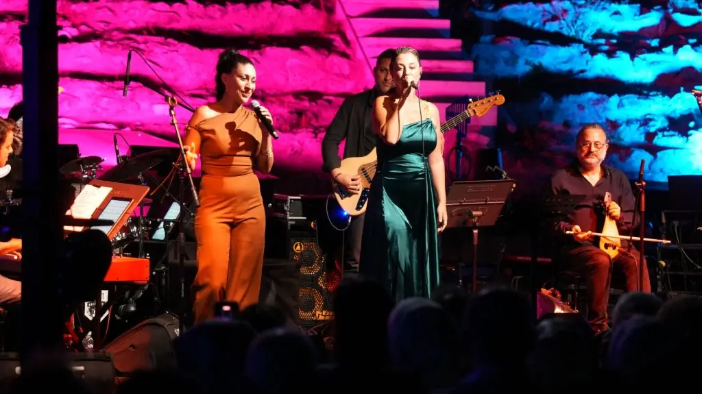 Tarihi Atmosferde Caz ve Türk Müziği Rüzgarı: Bursa Festivali’nde Unutulmaz Gece
