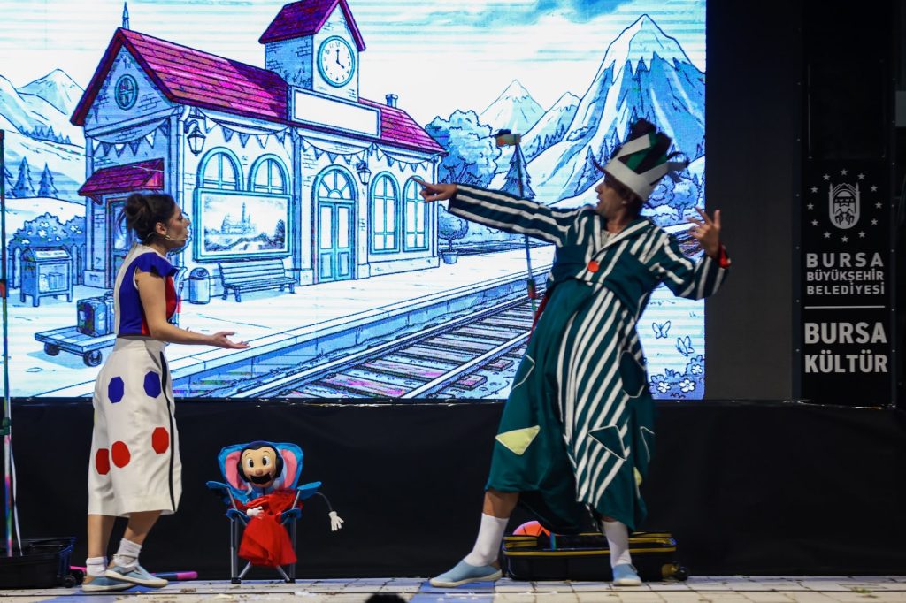 Büyükşehir’den Miniklere Sanat Hediyesi: ‘İki Bavul Dolusu’ İlçe Turnesinde