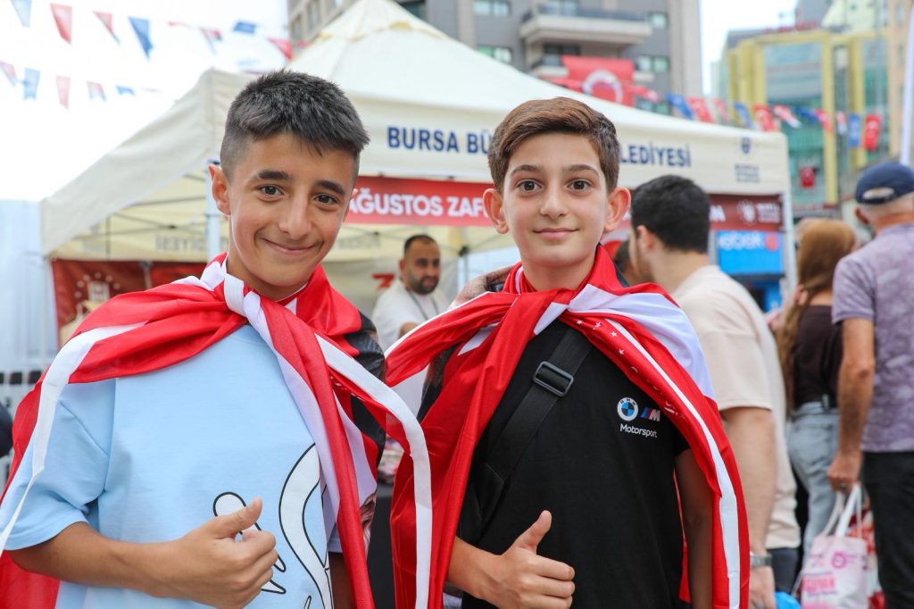 Bursa Kırmızı Beyaza Büründü: Büyükşehir’den On Binlerce Türk Bayrağı