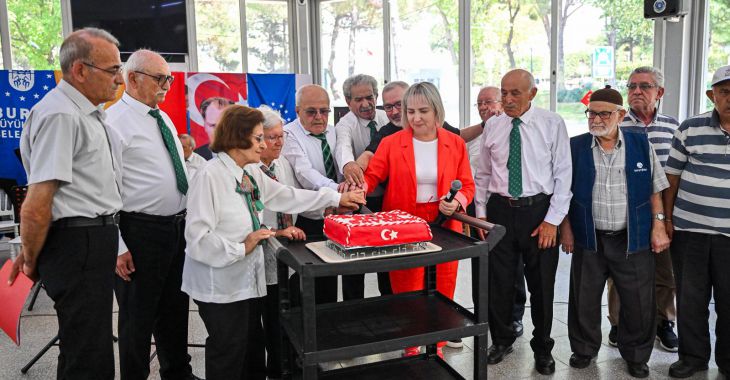 Büyükşehir’den Anlamlı Etkinlik: Huzurevi Sakinleri ‘Zafer Pasta’sını Birlikte Kesti