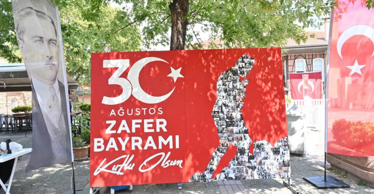 UNESCO Meydanı’nda Anlamlı Tablo: Bursalılar Atatürk Portresinde Birleşti