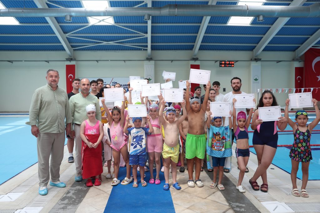 Osmangazi Belediyesi Yüzme Spor Okulları’nda Sertifika Heyecanı Yaşandı