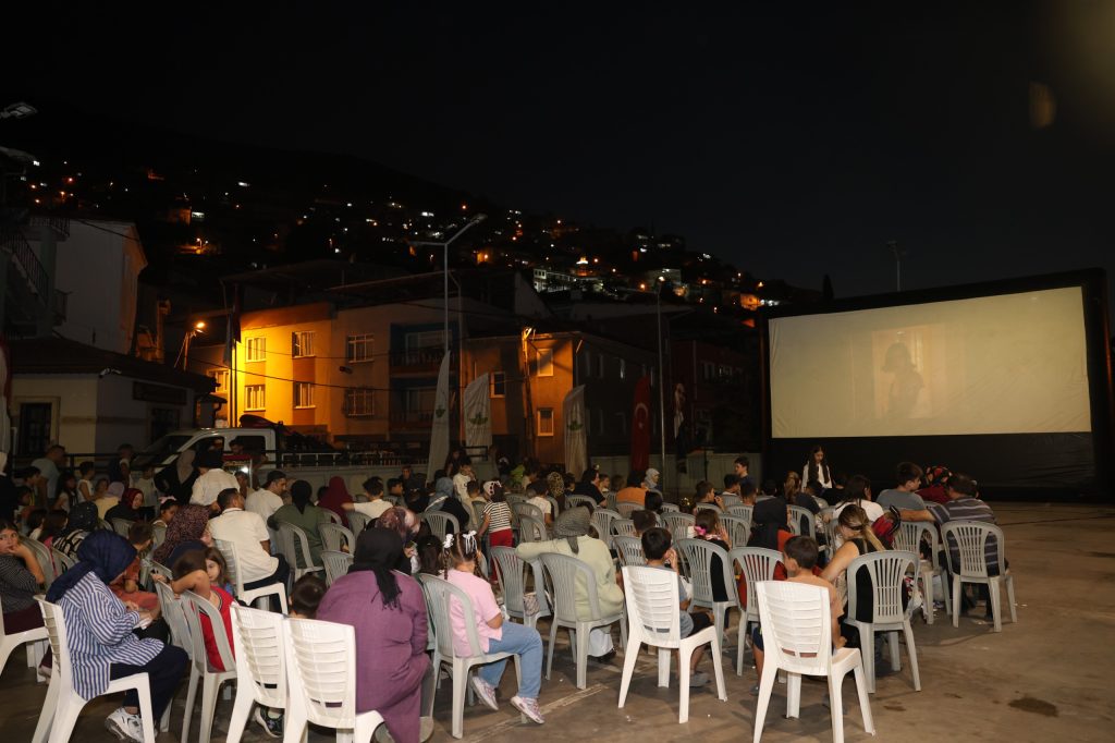 Osmangazi’de Açık Hava Sineması Rüzgarı: Mollafenari’de Film Keyfi