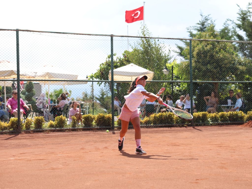Nilüfer’de Zafer Bayramı Tenis Turnuvası Şampiyonlarını Buldu