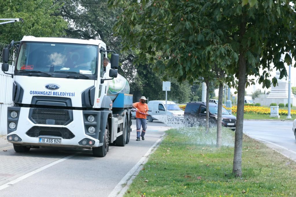 Osmangazi Belediyesi Yaz Sıcaklarında Yeşil Dokuyu Koruyor