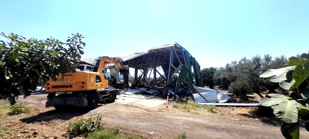 Osmangazi’de Kaçak Yapıya Geçit Yok: Zeytinlik Alandaki Depo Yıkıldı