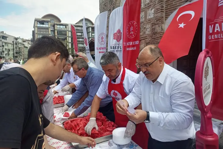 Bursa Vakıflar Bölge Müdürlüğü’nden Asırlık Gelenek: Emir Sultan Külliyesi’nde Karpuz İkramı