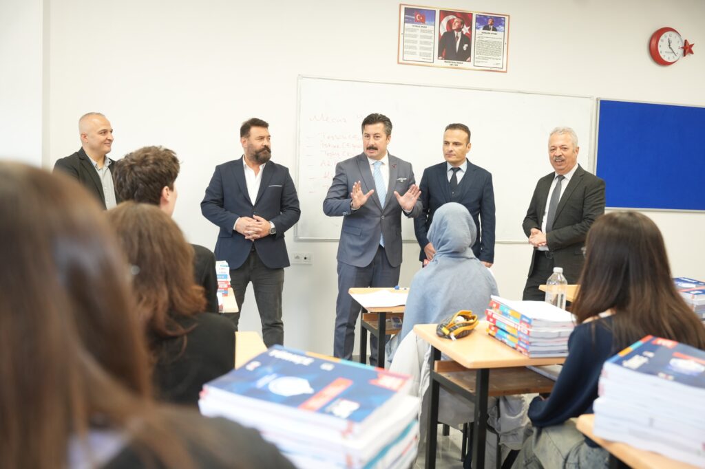 Yenişehir Belediyesi’nden YKS Adaylarına 3 Bin Kitaplık Eğitim Desteği