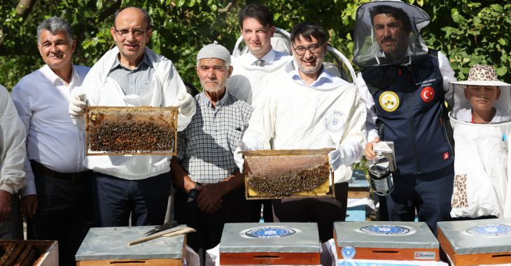 Büyükşehir Belediyesi Kovan Desteği Verdiği Üreticilerle Buluştu