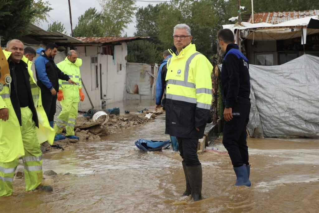 Mudanya’da Şiddetli Yağış Taşkın Getirdi: Ekipler Anında Müdahale Etti