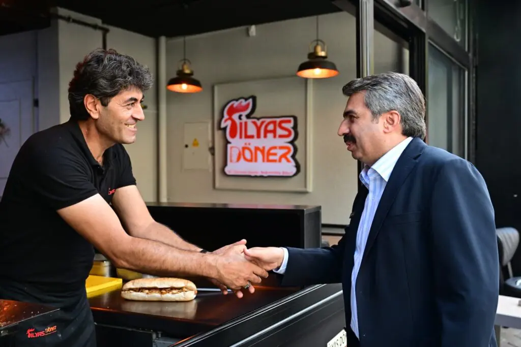 Başkan Oktay Yılmaz Kurtuluş Caddesi’nde Esnaf Ve Vatandaşla Buluştu