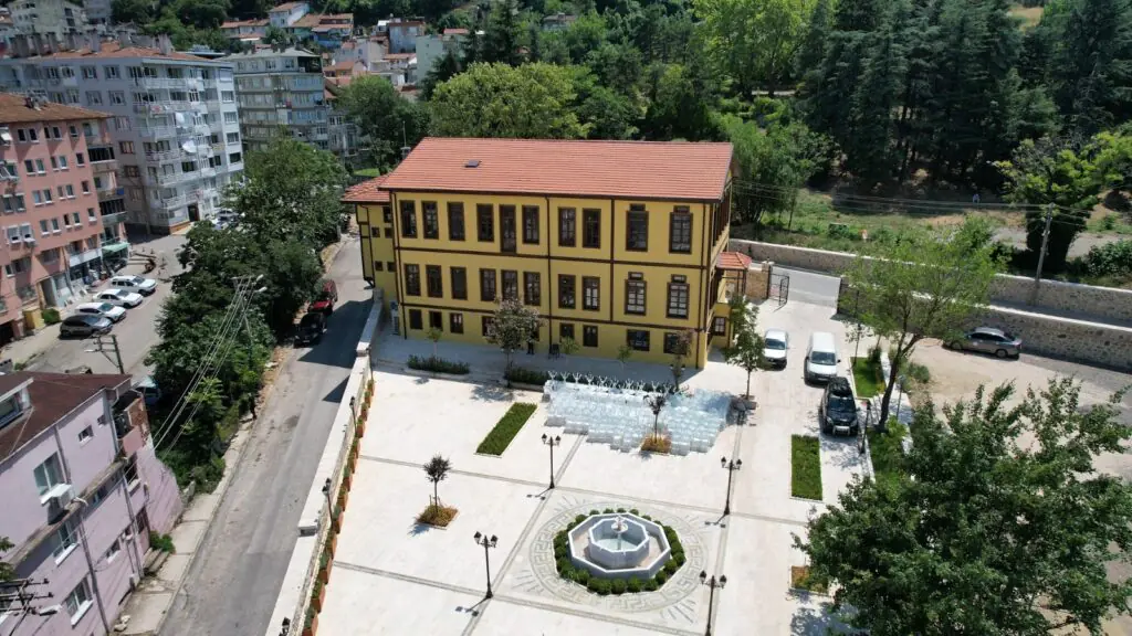 Alev Alatlı Şehir Düşünce Ve Sanat Merkezi On Binleri Ağırladı 