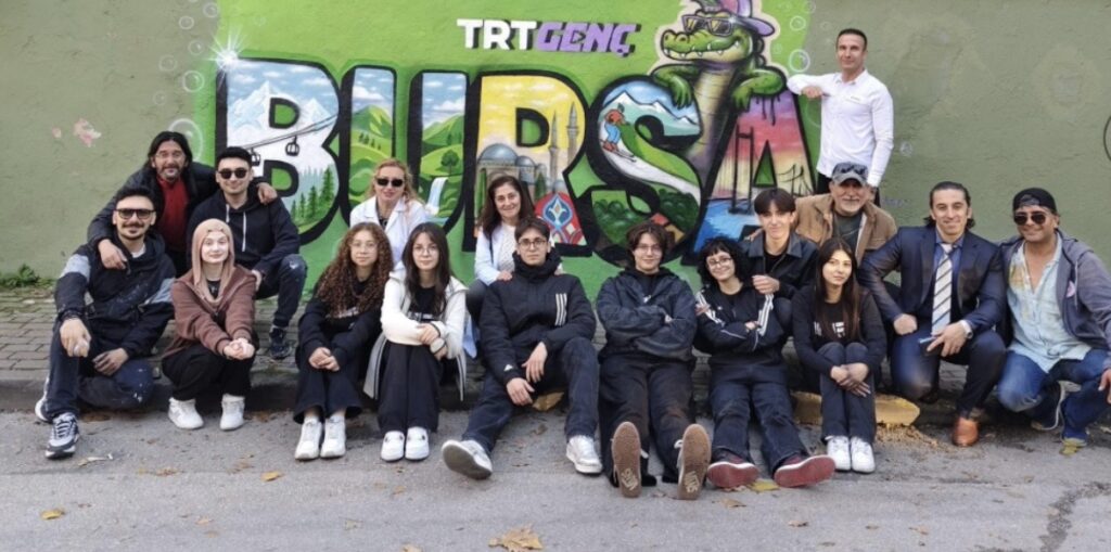 Bursa’nın Simgeleri Cumhuriyet Anadolu Lisesi Duvarında Canlandı