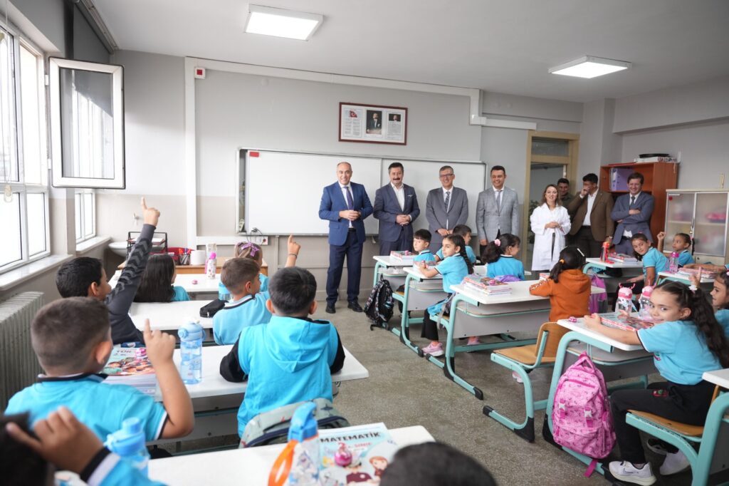 Başkan Ercan Özel Yıllar Sonra Öğrenci Olduğu İlkokulda Sınıfları Ziyaret Etti