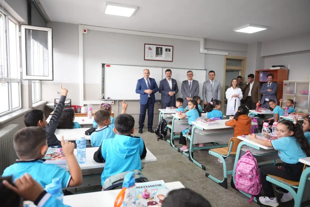 Başkan Ercan Özel Yıllar Sonra Öğrenci Olduğu İlkokulda Sınıfları Ziyaret Etti