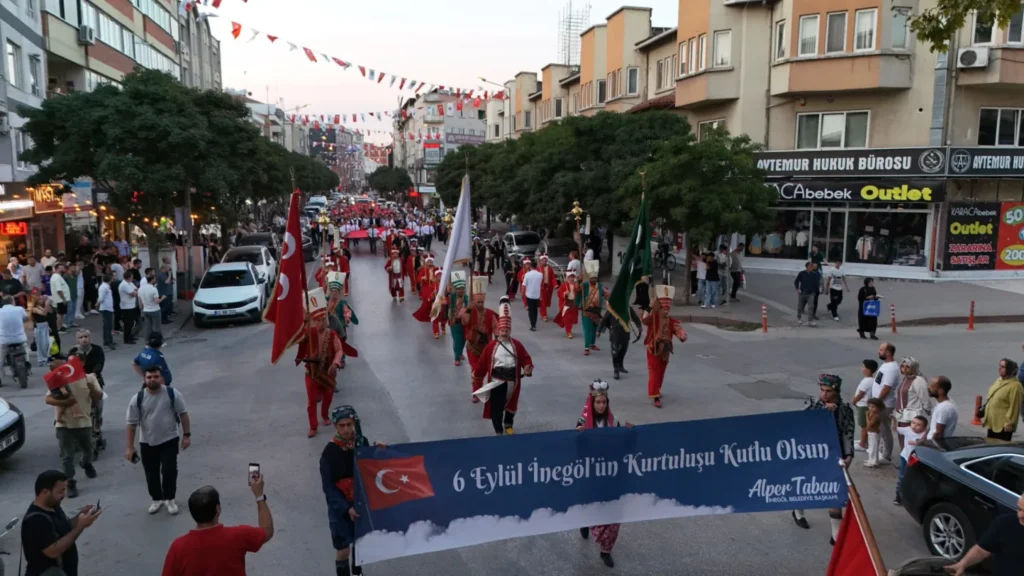 İnegöl Kurtuluşunun 104. Yıl Dönümünü Coşkulu Fener Alayıyla Kutladı