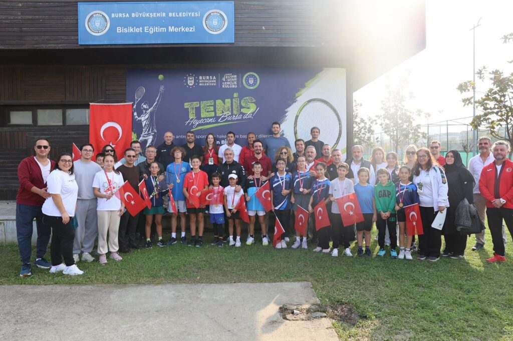 Büyükşehir’den Cumhuriyet Coşkusu: Genç Raketler Kortta Buluştu