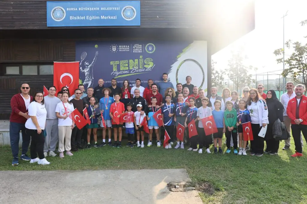 Büyükşehir’den Cumhuriyet Coşkusu: Genç Raketler Kortta Buluştu