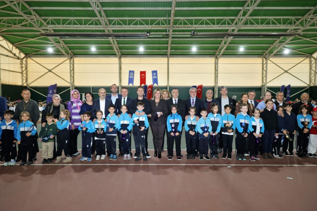 Büyükşehir’den Ücretsiz Tenis Kursu: 600 Çocuk Hüdavendigar’da Korta Çıktı
