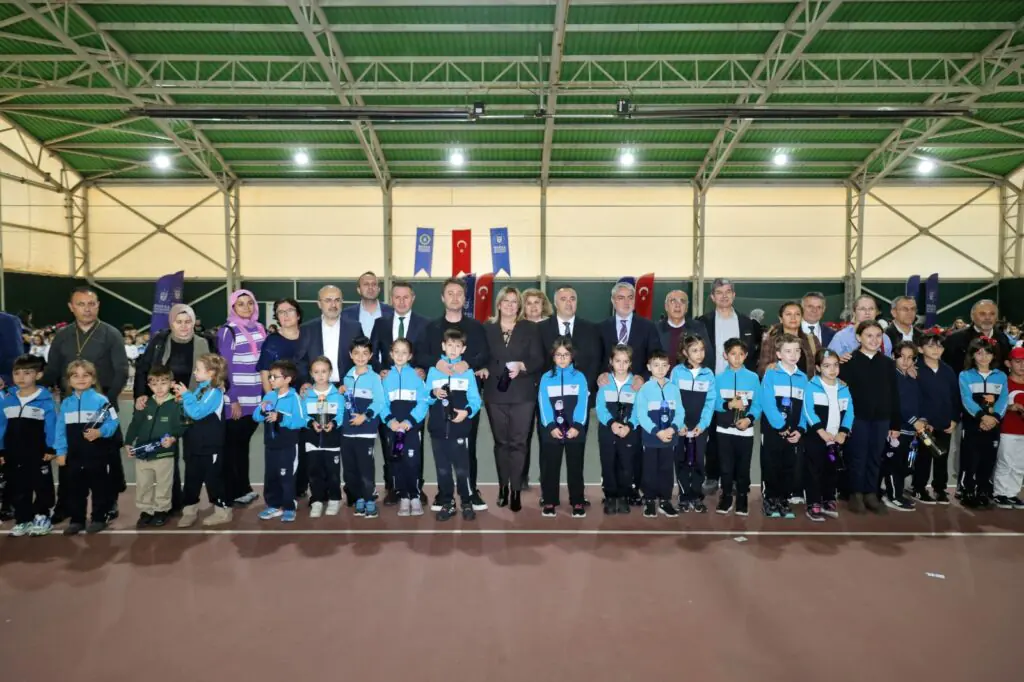 Büyükşehir’den Ücretsiz Tenis Kursu: 600 Çocuk Hüdavendigar’da Korta Çıktı