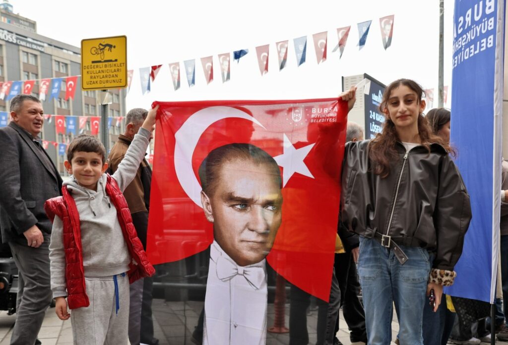 Büyükşehir’le Bayram Coşkusu Sokaklarda: Türk Bayraklı Atatürk Posteri Dağıtıldı