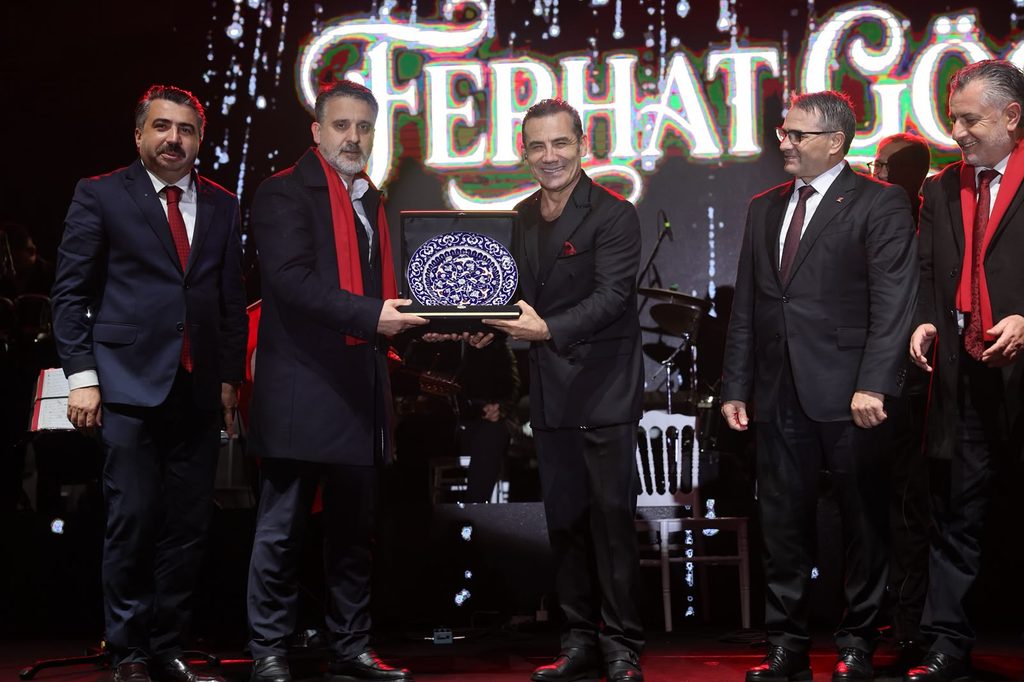 Bursa’da Cumhuriyet Yürüyüşü ve Ferhat Göçer Konserine Binler Akın Etti