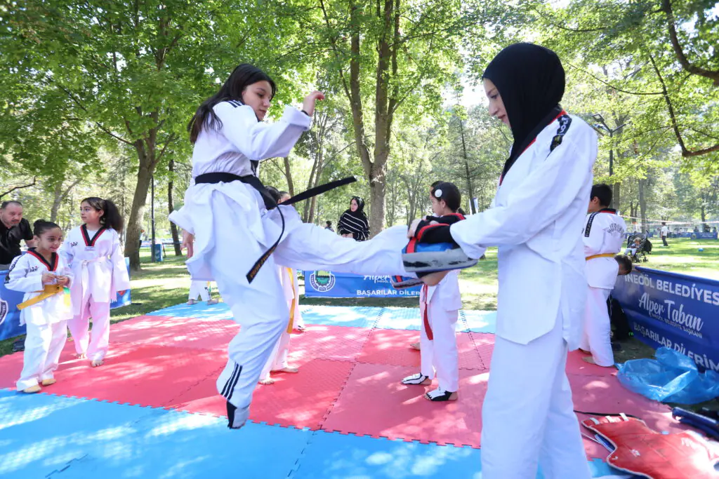 İnegöl’de Dev Organizasyon: Yüzlerce Çocuk 2. Spor Şenliği’nde Buluştu