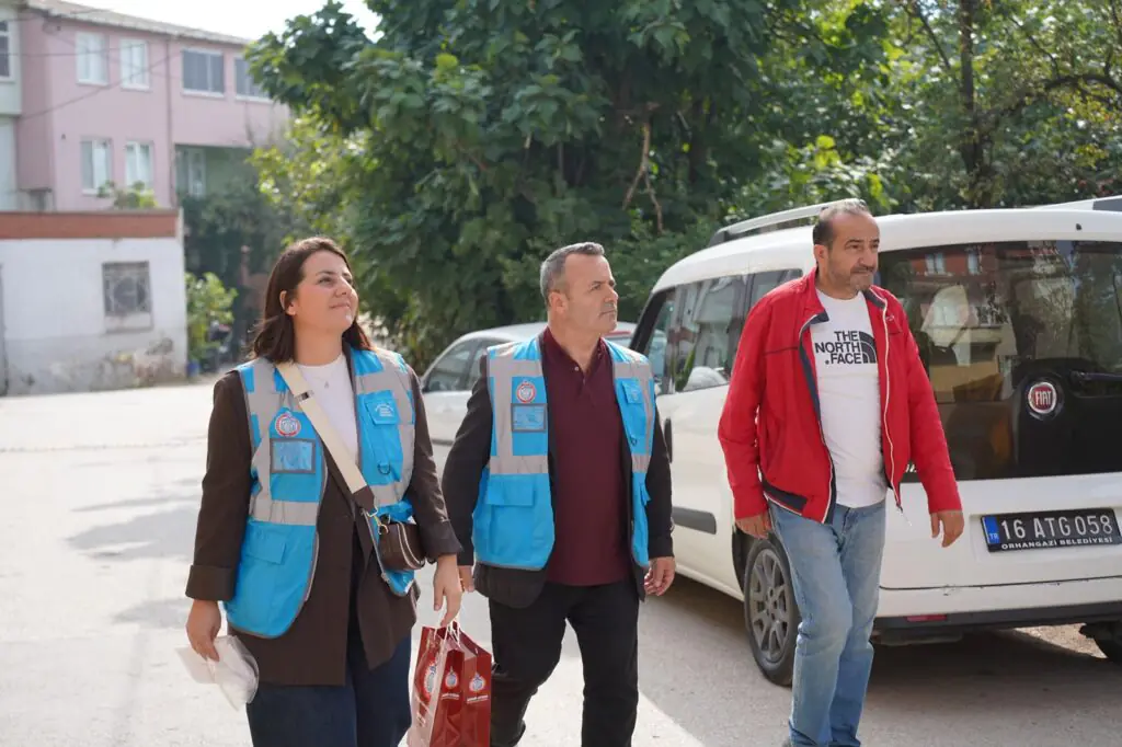 Orhangazi Belediyesinin BüyükAile ekipleri Gedelek Mahallesi’nde çalışma yaptı