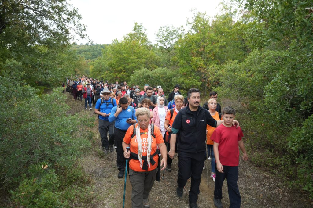 Yenişehir Belediyesi’nden Dev Doğa Yürüyüşü: Yüzlerce Kişi Katıldı