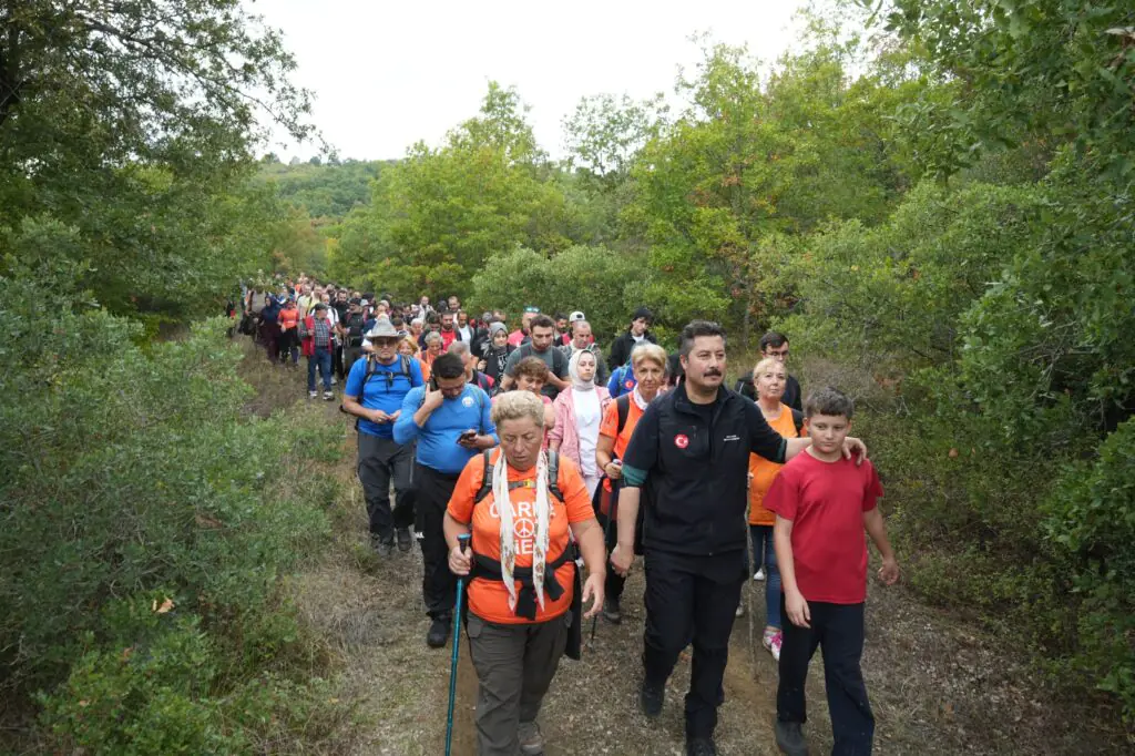 Yenişehir Belediyesi’nden Dev Doğa Yürüyüşü: Yüzlerce Kişi Katıldı