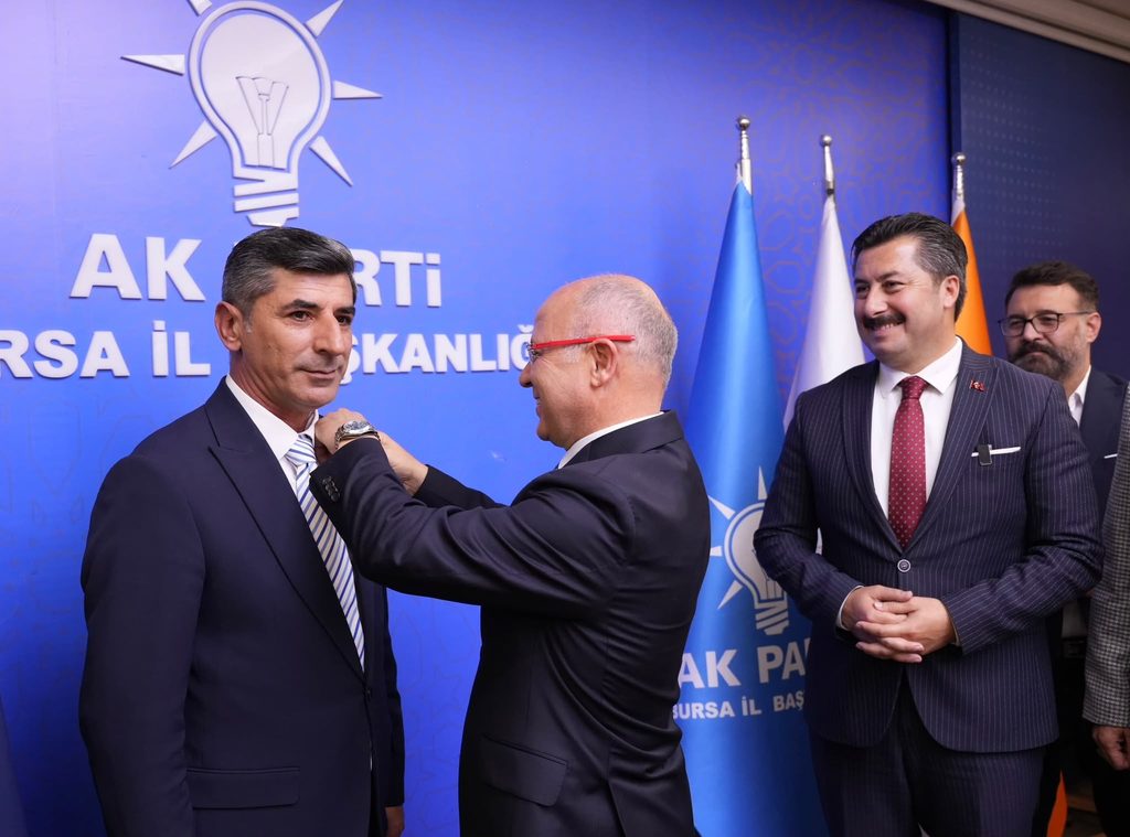 Davut Gürkan Rozetlerini Taktı: İki Meclis Üyesi AK Parti’ye Katıldı
