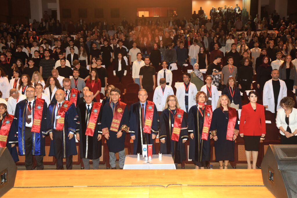 BUÜ Tıp Fakültesi’nde Gurur Günü: Geleceğin Hekimleri Beyaz Önlük Giydi