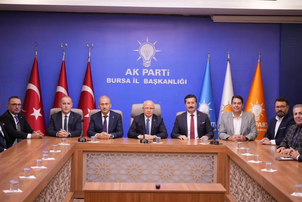 Davut Gürkan Rozetlerini Taktı: İki Meclis Üyesi AK Parti’ye Katıldı