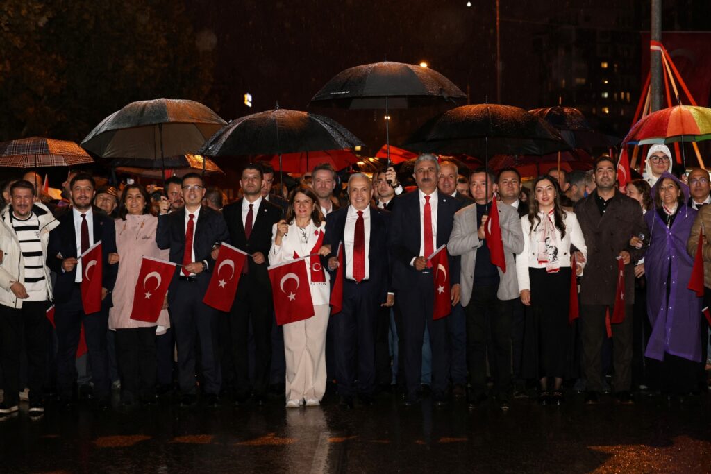 FSM Bulvarı’nda Kortej Ve Can Bonomo Konseriyle Nilüfer’de 103. Yıl Coşkusu