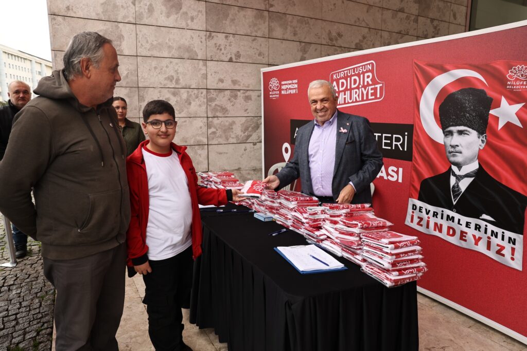 Nilüfer’de 103. Yıl Hazırlığı: Halk Evi Önünde Ücretsiz Atatürk Posteri Dağıtımı