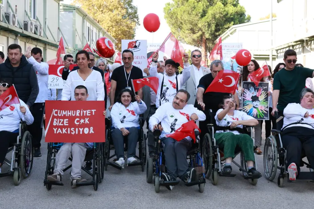 Osmangazi’de 103. Yıl Coşkusu: Özel Bireylerden Duygu Dolu Cumhuriyet Gösterisi