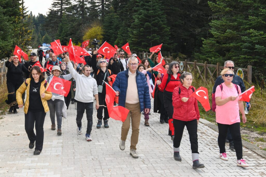 Osmangazi’den Uludağ’da Kırmızı-Beyaz Yürüyüş: Cumhuriyet Coşkusu Zirvede